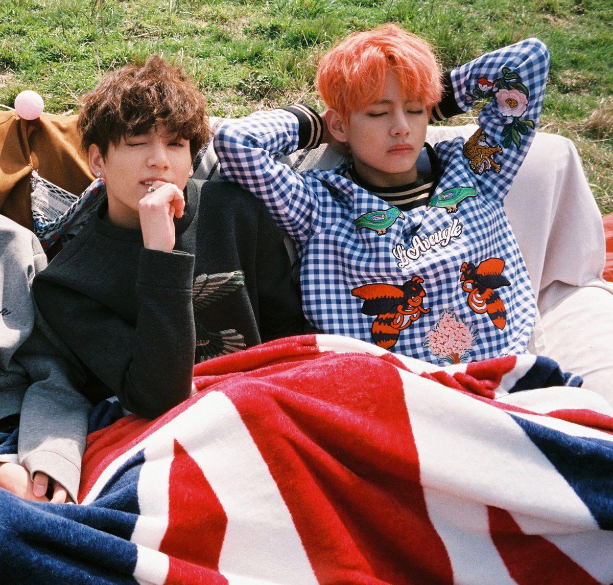 TaekookLove's tweet image. im so glad I ordered the #nightversion because #taekook 😊❤️❤️❤️ #YOUNGFOREVER