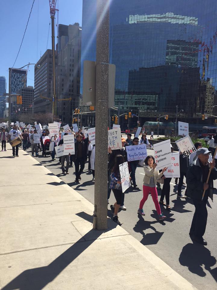 OnCall4ON's tweet image. Concerned ON Doctors' #CODRally makes history: first-ever Doctors' protest march thru streets of DT #Toronto
#onpoli