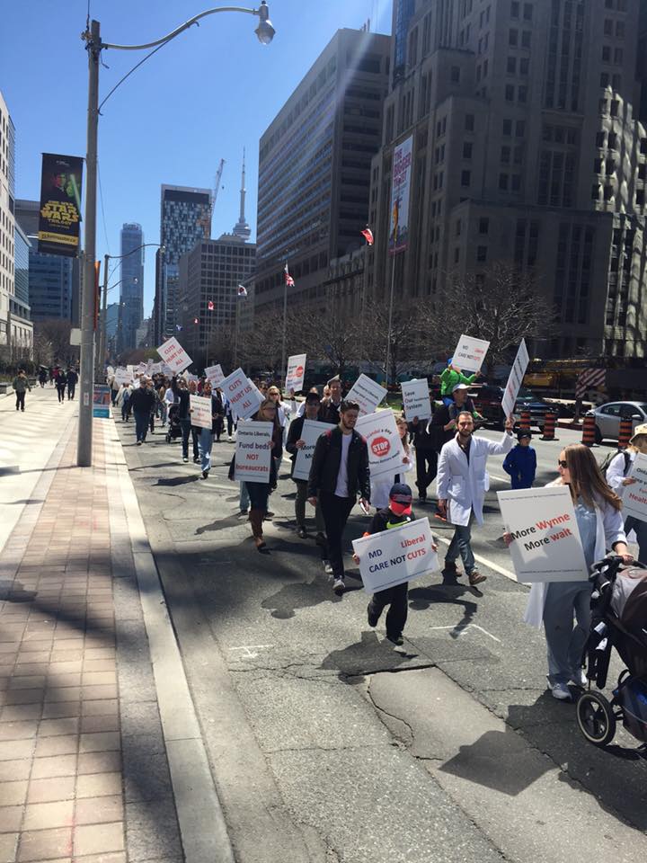 OnCall4ON's tweet image. Concerned ON Doctors' #CODRally makes history: first-ever Doctors' protest march thru streets of DT #Toronto
#onpoli