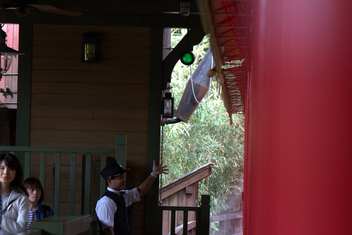 ウエスタンリバー鉄道の信号取扱です。明らかに出発反応標識の形をした