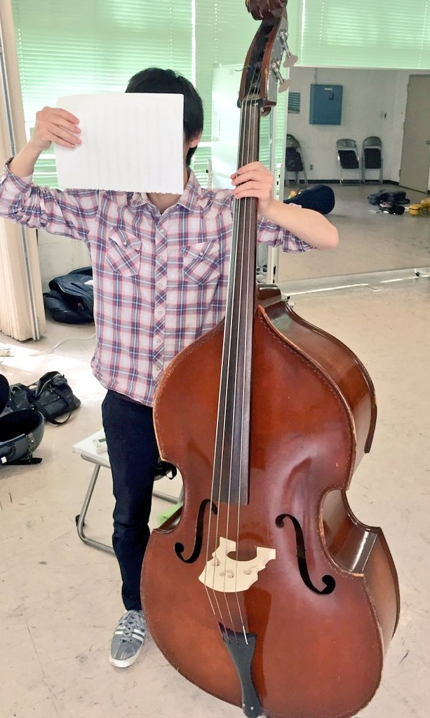 九大マンドリンクラブ 楽器紹介 コントラバス 通称 ベース コントラバスはオーケストラやジャズやポップスなど幅広いジャンルで使用される楽器です 4本の弦からなり バイオリンのような弓でこすって演奏します 低音で合奏全体を支える役割をし