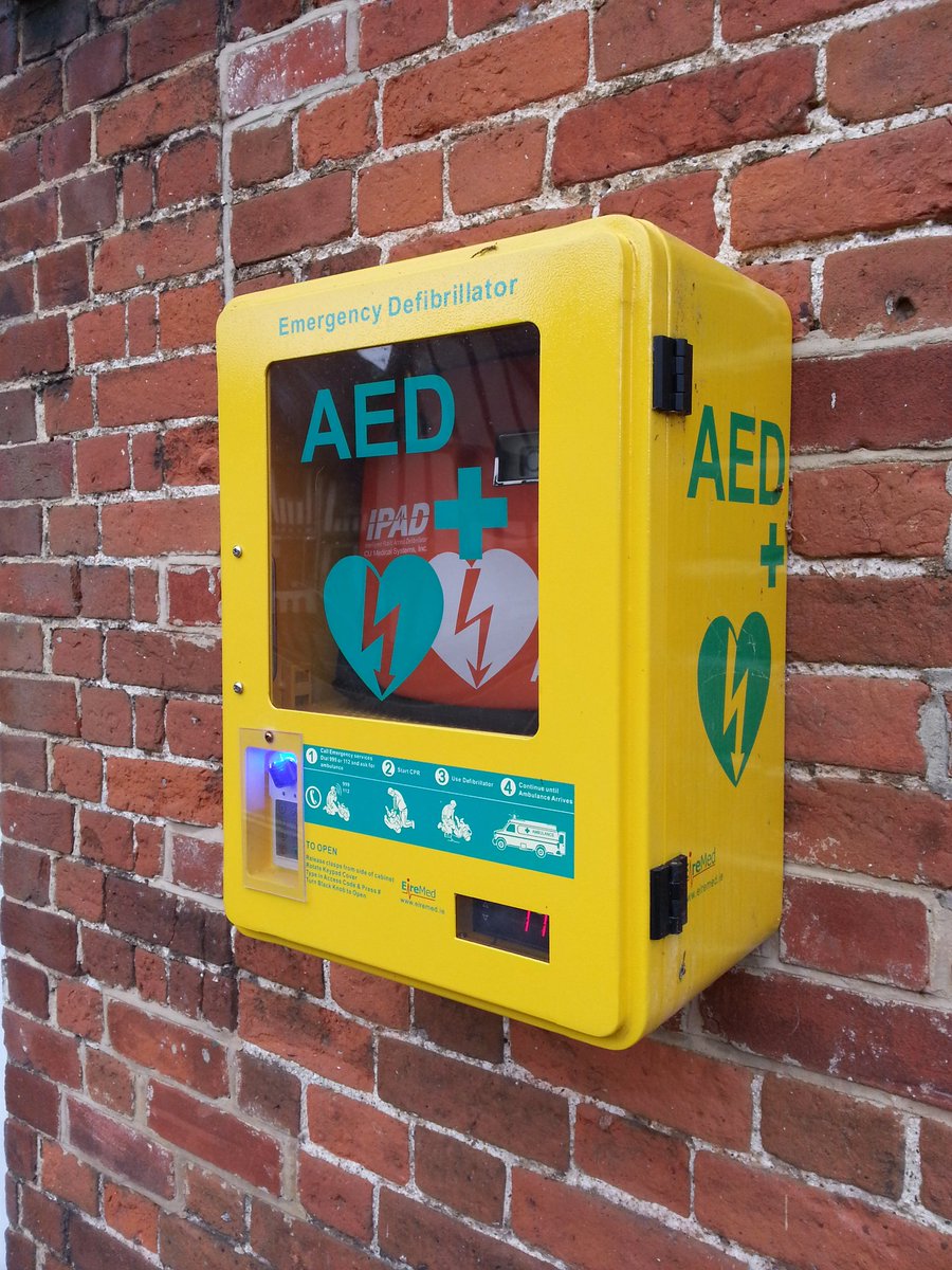 LittlePieceLand's tweet photo. #BunkingOffDay #Lavenham Traditional Suffolk Pink & pargeter, posh outfits and first public CPR unit I've seen. https://t.co/WPjm4xOETc