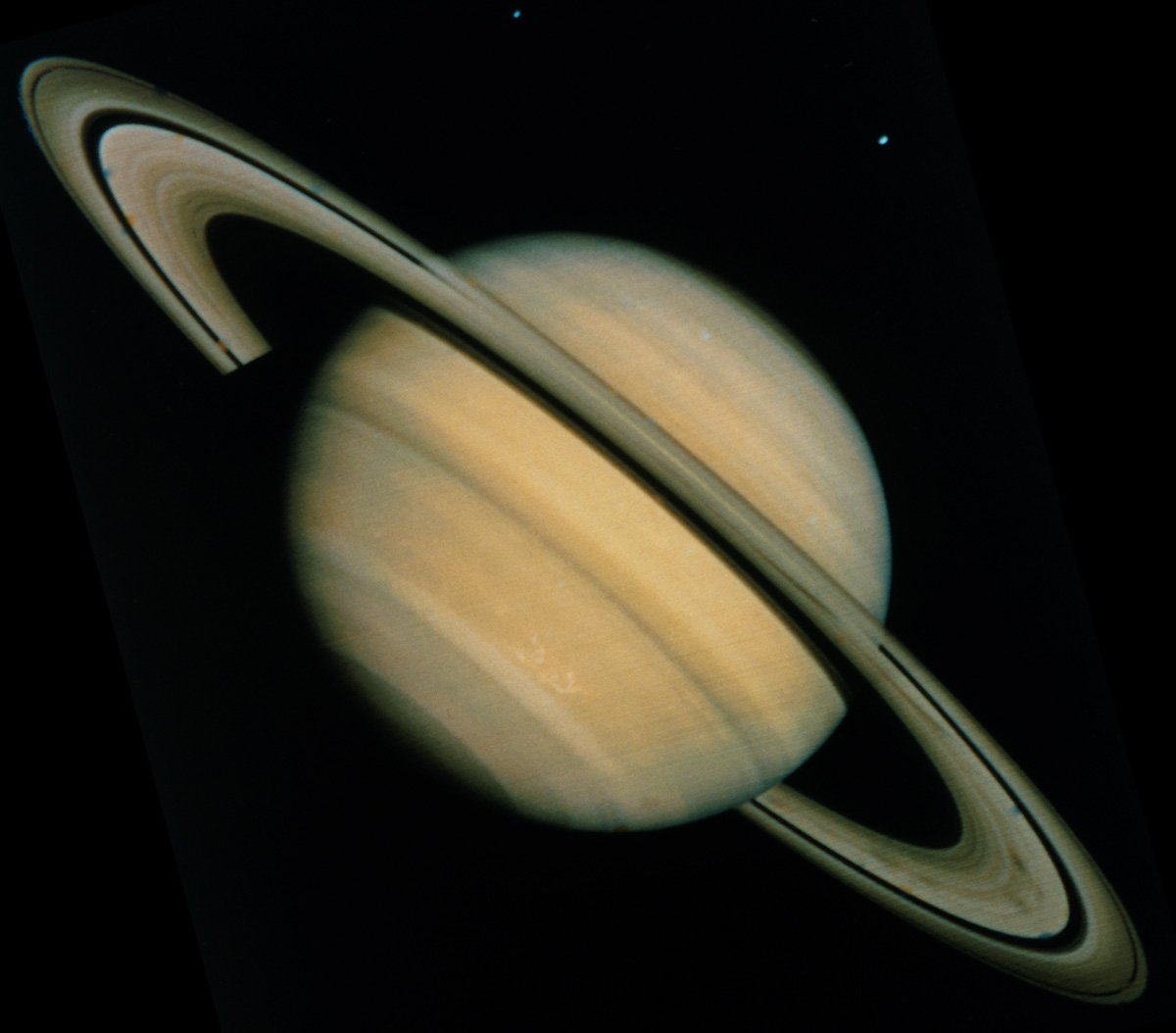 AMNH's tweet photo. Tonight between 12pm & twilight, the waning Moon appears in a triangle with Saturn & Mars: https://t.co/3fPR2bG7Dw https://t.co/EjDKRpblqj