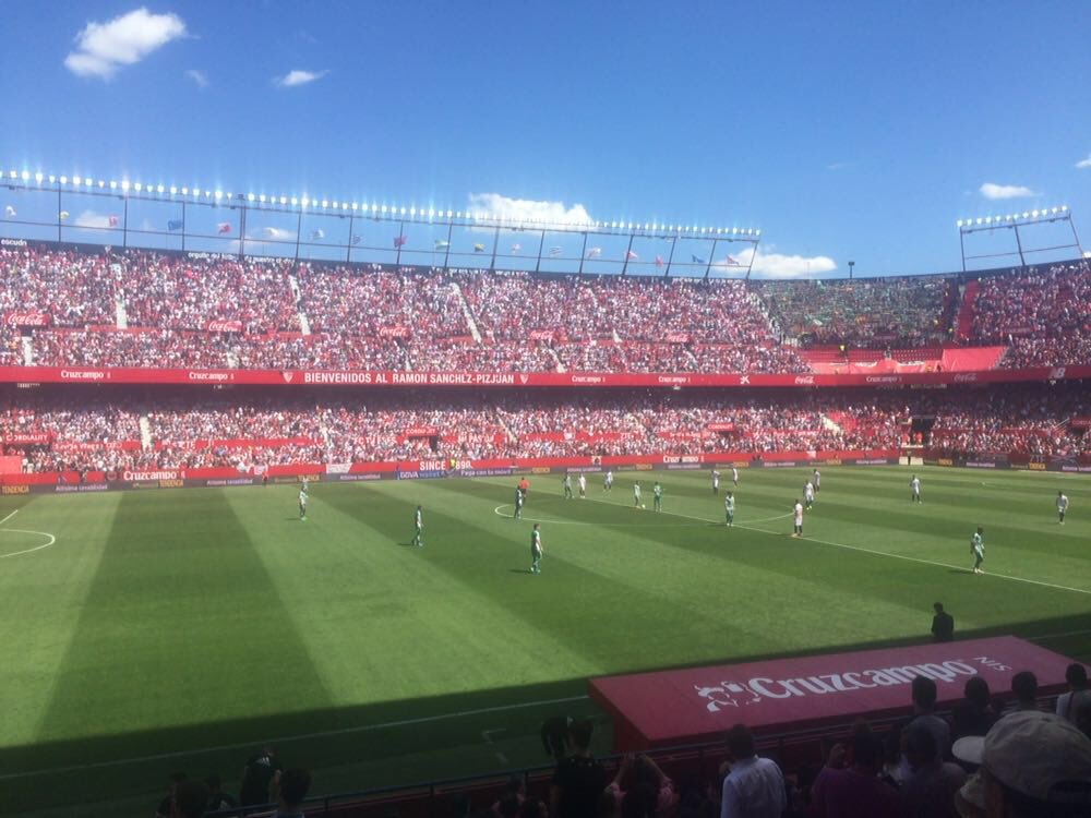 playersunited's tweet image. Meanwhile at the derby of @SevillaFC watching @KrohnDehli9