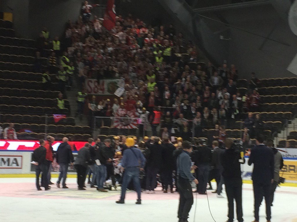 frolunda_hc's tweet photo. Fansens hyllning. https://t.co/rU8v2nAJxe