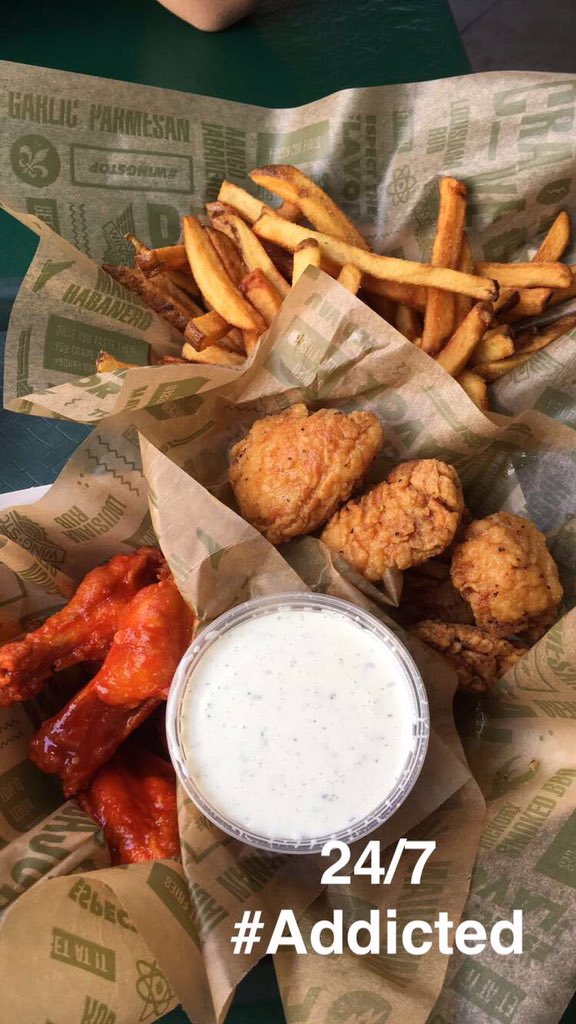 Chrissy_chris23's tweet image. #WingAddict