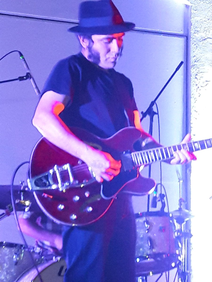 Mitzy_Macbeth's tweet photo. Tremendos solos de guitarra, anoche en la #PerreraArte @apierattini. Seco, estuvo la raja!!! https://t.co/5krHmMT86w