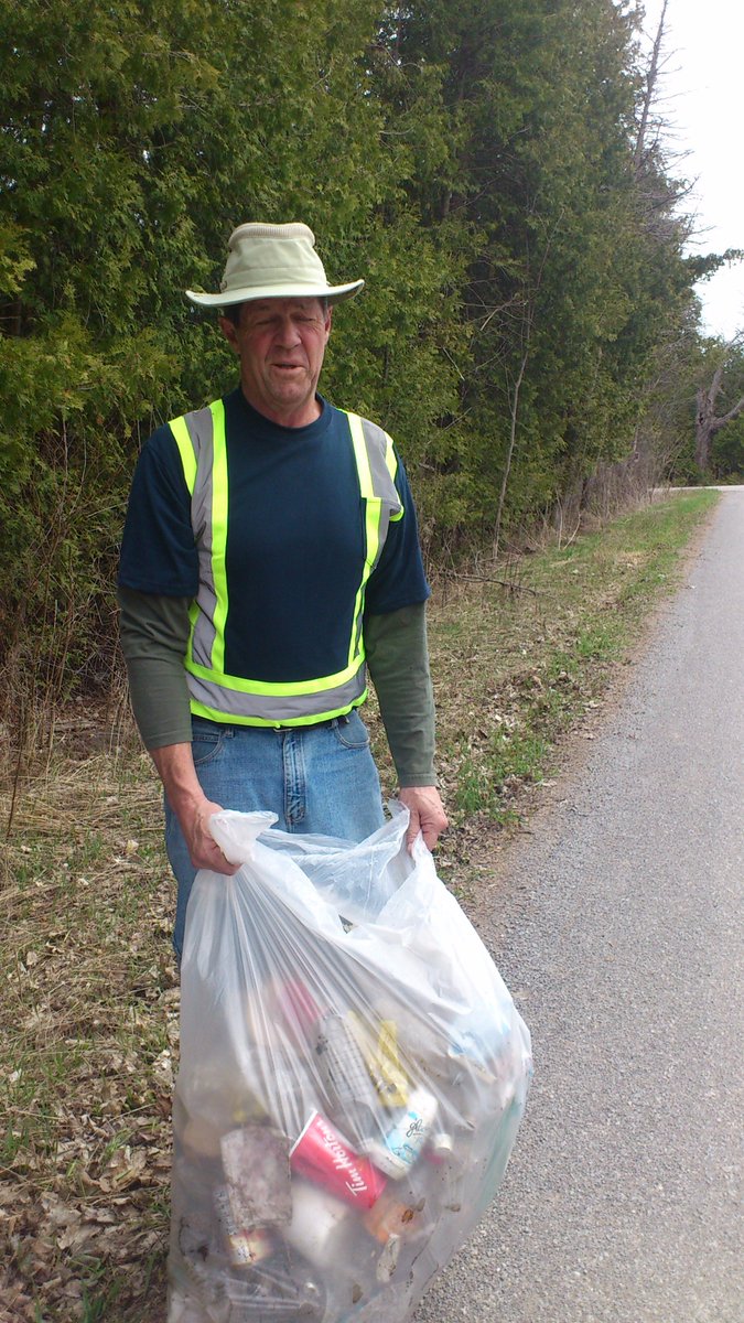 soGreenithurts's tweet photo. Thanks to @kawarthalakes Councillor Gerard Jileson for helping with our Community Clean Up #EarthWeek2016 https://t.co/uQIWyHnYV9