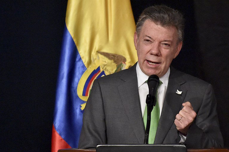 ecuavisa's tweet photo. Juan Manuel Santos, presidente de Colombia, llega a Ecuador con ayuda humanitaria https://t.co/ShZxYiBngG https://t.co/vdlUCAKvWO