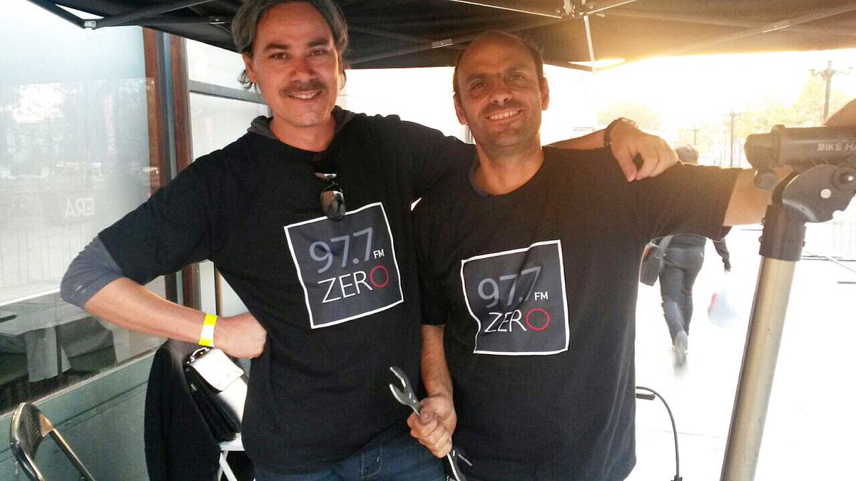 Los de @radiozero977 están reparando bicicletas gratis! Sube una foto con tu bici en la feria usando #ZeroEmision