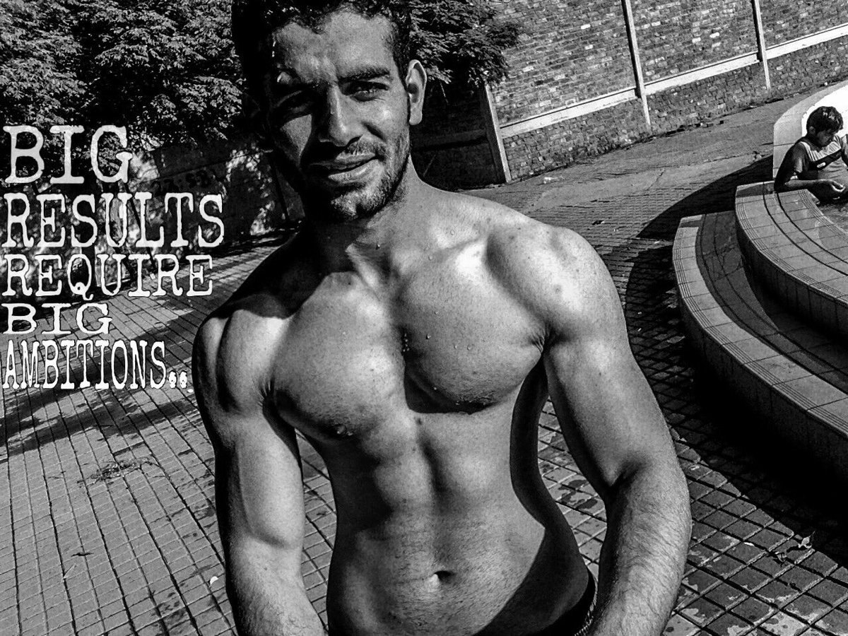 Syedznasirshah's tweet photo. BIG RESULTS REQUIRE ' BIG AMBITIONS...💯💥 Menshealth #Menslook #mensfitness #mensexercise #Training #pkistanimodel https://t.co/GVsJzwgRw0