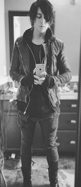 joss7silv's tweet photo. Happy birthday and my best wishes to my favorite singer in the World Love u so much. @Kellinquinn https://t.co/0F4fjbQydC