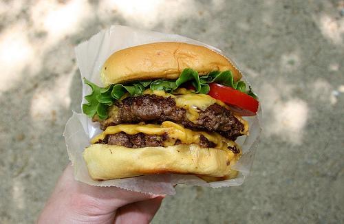 Mealple's tweet photo. Cheeseburger ❤️ https://t.co/8qj5ESgWwa