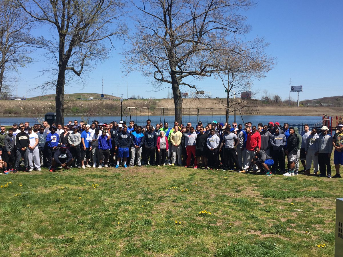mkobo03's tweet photo. Thanks to @SoConnFootball @CoachPince @SCSU_Owls @UNHChargers for helping out at @GNHCCSports Dover Beach cleanup! https://t.co/U6zMXsBNdQ