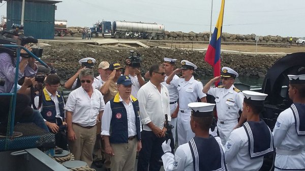 EcuadorTV's tweet photo. .@MashiRafael y @JuanManSantos llegan al Puerto de #Manta, donde se encuentra más ayuda humanitaria colombiana. https://t.co/FVbiDx7DDL