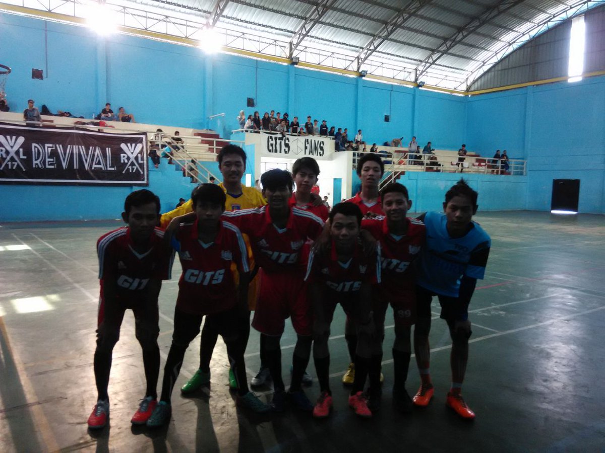 Abaikan pemaen nya, focus ke supporter terbaik "GITS FAMS" 👊🍻🍻