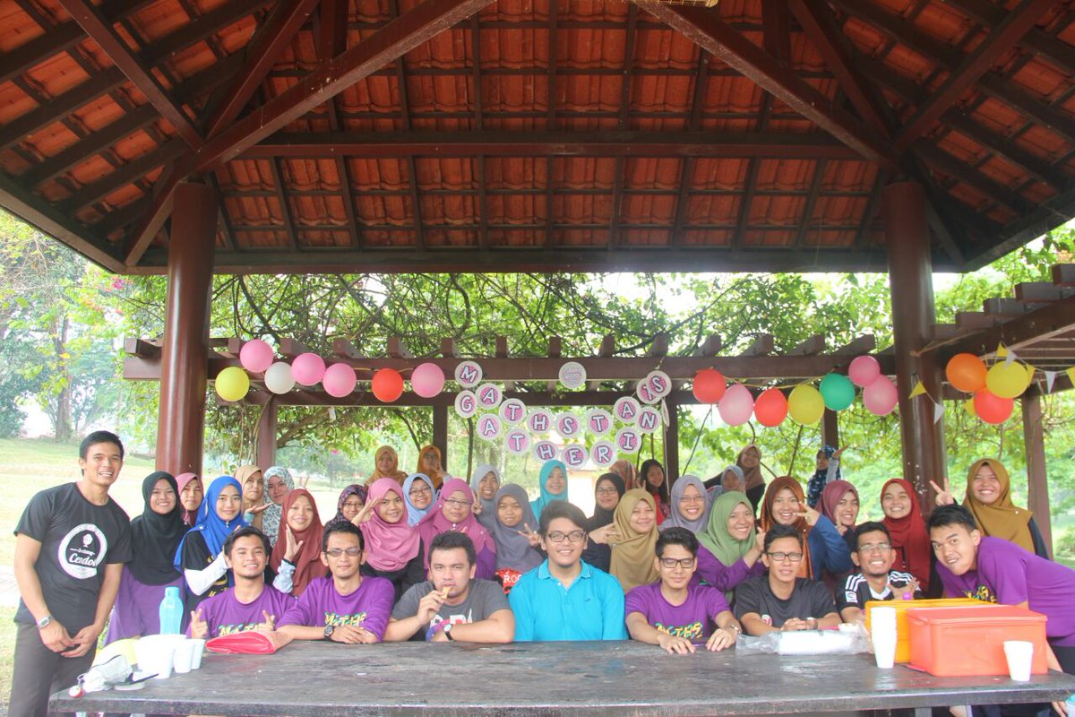 m_shazzw's tweet image. Thanks gais sbb menceriakan hari2 aku..love u gaiss...good nite 😘 #mathstats #finalyear #1216