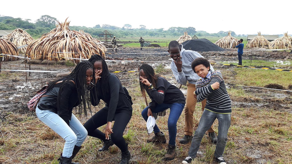 RosemaryMutunke's tweet photo. Roberta,Samayian,Lisa, Imani &amp; @Luca_Berardi Young #Kenyans standing for wildlife coz they are  #worthmorealive https://t.co/rk3jU0lMdz