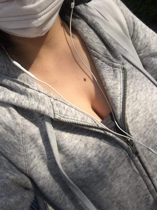 にしても女子やのに起きて15分で現場に行ける私の行動力は褒めて欲しいし、  AV撮影の時は思わず胸元が緩くなる癖を誰か叱って欲しい。  現場に着くまではダメだよって👏 https://t.co/ABD