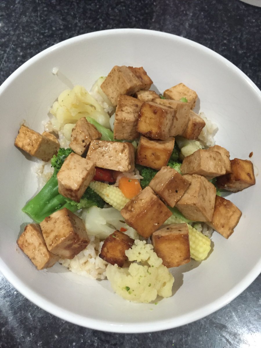 hahaomgreally's tweet photo. Mmm... Asian garlic tofu stirfry! #vegan #sodelicious #tonsofprotein https://t.co/U6MCHkXhBl