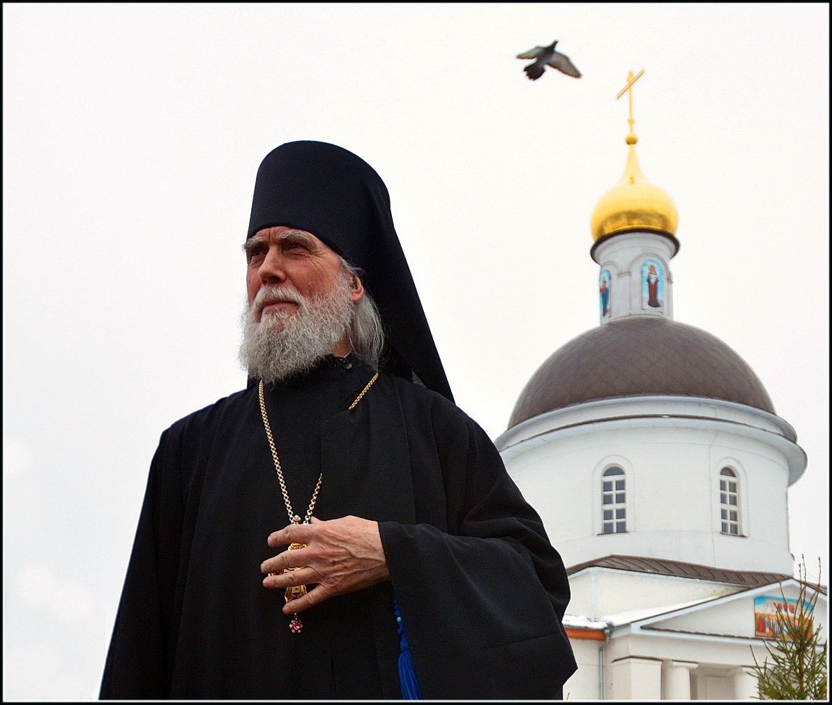 Крецу л. Омская епархия епископы омские. Священник в школе. Проводит священник. Батюшка и подросток.