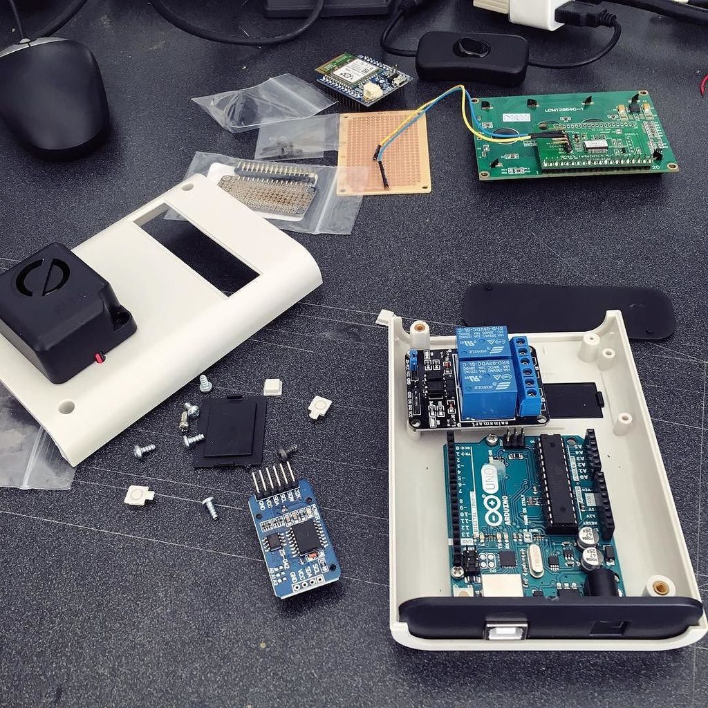 4hackrr's tweet photo. Hacking mode! Using the Arduino Uno and a Siren for the Garage project. #4hackrr #arduinor3 https://t.co/Gz0KSA4ynR https://t.co/ow1A5nePEp