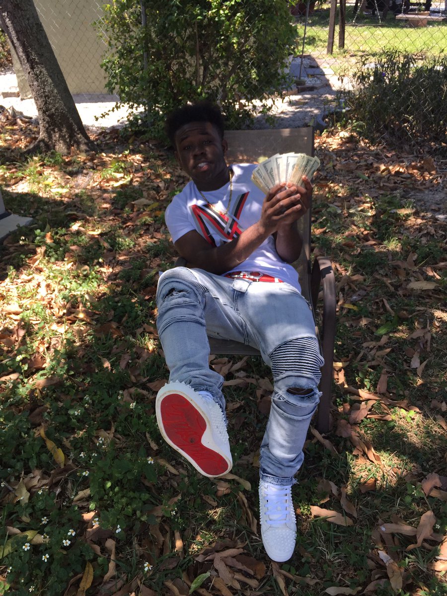 jimby954's tweet photo. Young Fly Nigga 💸💰😈 #gradbash16 https://t.co/dv1p9g3MPY