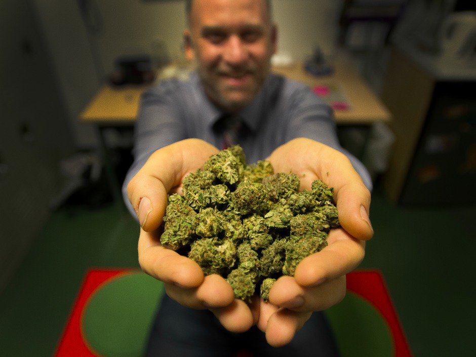 nationalpost's tweet image. ‘Avalanche’ of pot dispensaries popping up across Canada leaves cities without an answer natpo.st/1NJhHKZ