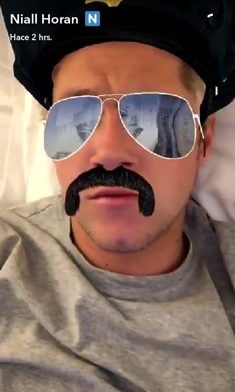 1DFam_Arg's tweet photo. Arresteme señor policía! Soy toda suya 😛 #ProjectHomeNiallDay #NiallDay https://t.co/CAB8tFcshR