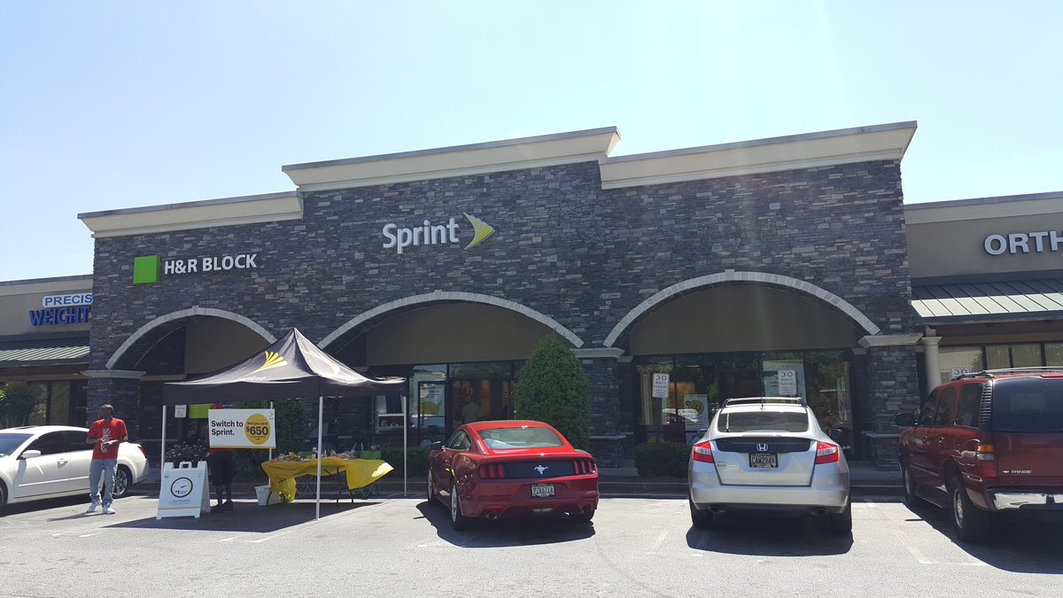 347Sprint's tweet image. @347Sprint hosting block party Sunday!!! Come join us for burgers, dogs, #HALFOFF!! @JosephSmithers1 @HollyJoyRamos