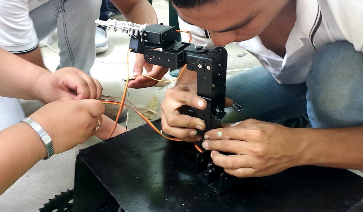 RobotJoshuaHWH's tweet photo. Implementing the robotic arm. #SpaceApps #SpaceAppsGT #RobotJoshuaHWH #SpaceAps2016 #SpaceAppsChallenge #Hardware https://t.co/DJWSG2YvSA
