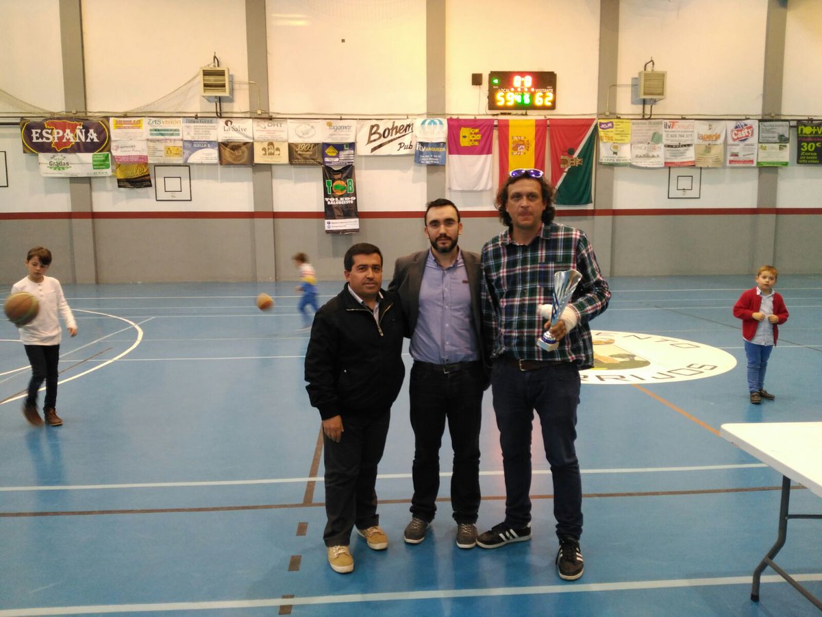 CBTorrijos's tweet photo. #final4TOB @AsoBalToledoTOB @APBCLM Entrega de premios @CBTorrijos - @CEIToledo https://t.co/at8GClnoXb