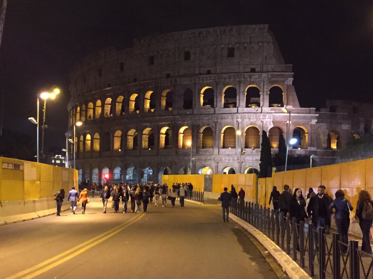 pietro_nik88's tweet photo. Artisti di strada sotto il Colosseo! Lavoro ben fatto e ottimo risultato! 👏👏
#weekendromano #Roma #artist https://t.co/R6crRYRNQ8