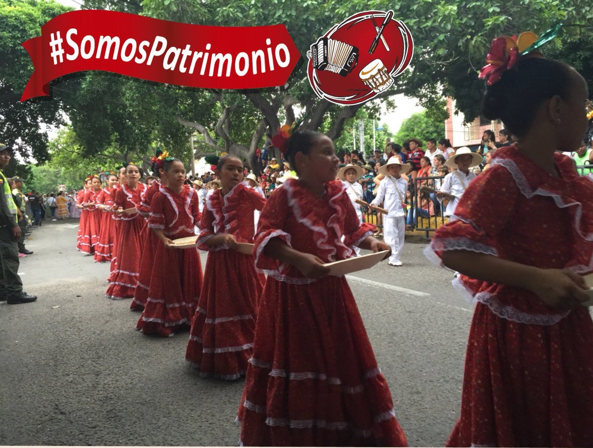 FESVALLENATO's tweet photo. Avanza el Desfile de Piloneras categoría infantil. ¡Qué acogida del público! #SomosPatrimonio https://t.co/aqQcuMJo6V