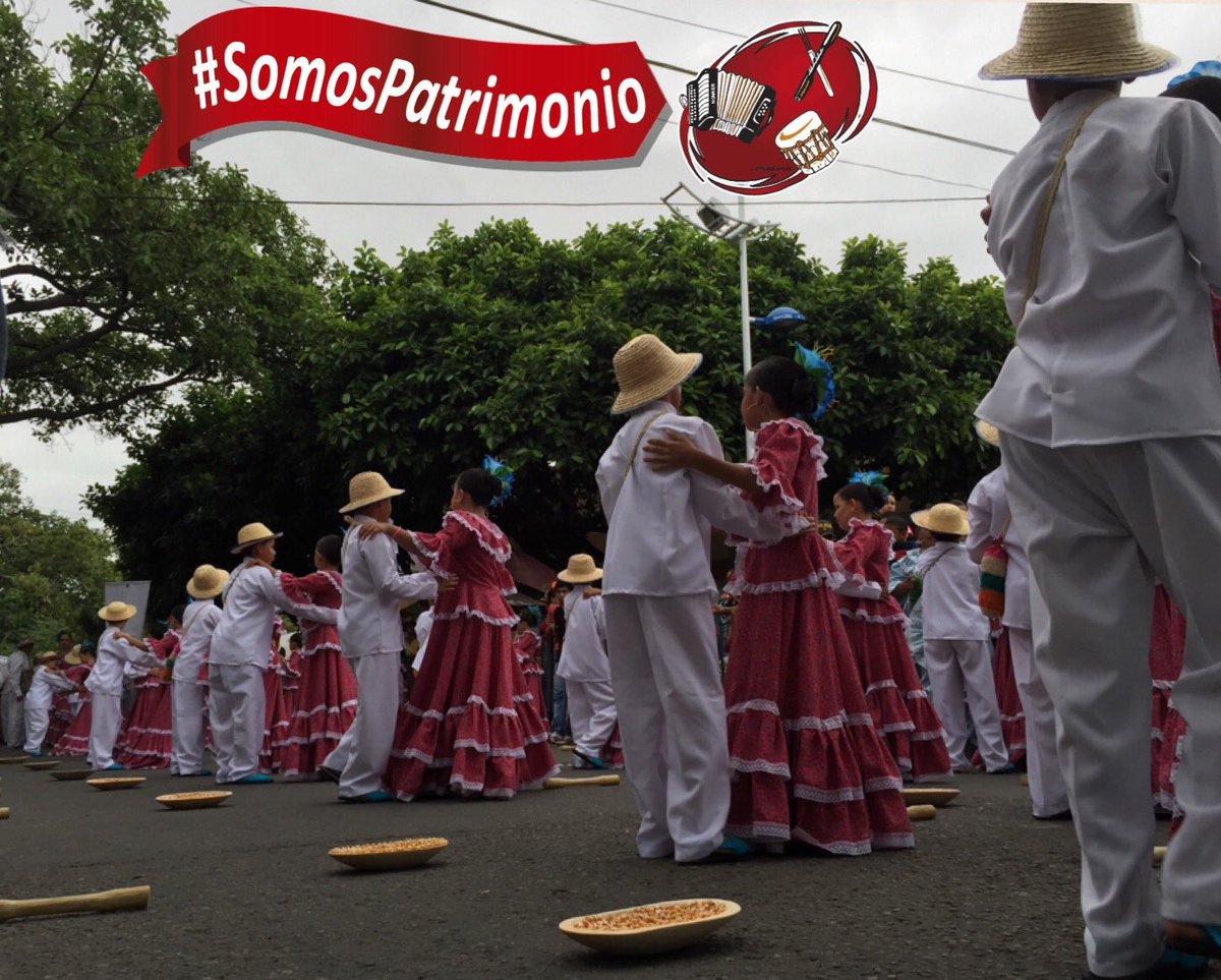 FESVALLENATO's tweet photo. Avanza el Desfile de Piloneras categoría infantil. ¡Qué acogida del público! #SomosPatrimonio https://t.co/aqQcuMJo6V