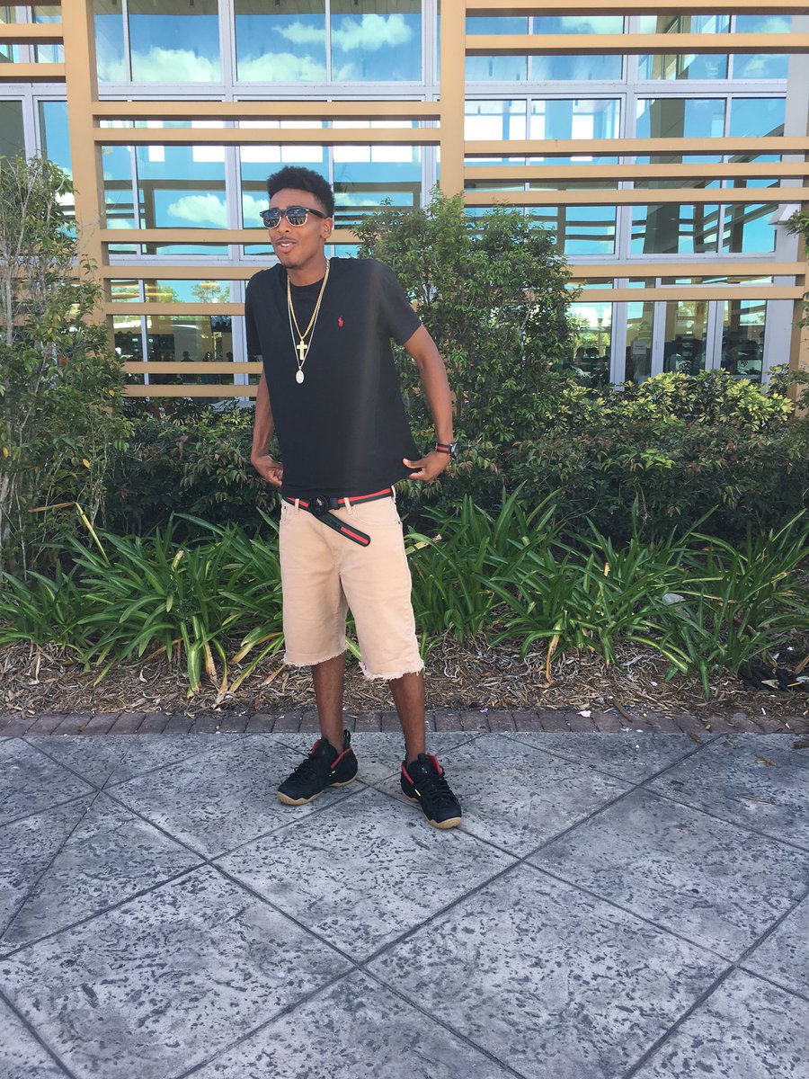 LLO_rizzy's tweet photo. I should have known you would cross me because I'm on and I'm saucy 🤘🏼👑😈  #DillardGradbash2k16 #Gradbash2k16 https://t.co/gUuZ4fHePb