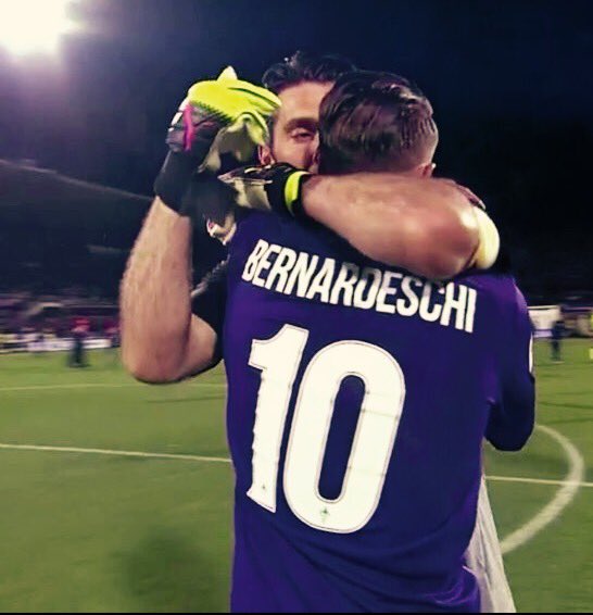 SimoneGambino's tweet photo. Con @officialfb29 Bernardeschi come con Donnarumma: @gianluigibuffon abbraccia il futuro dell'Italia #FiorentinaJuve https://t.co/I7bUKljHRm