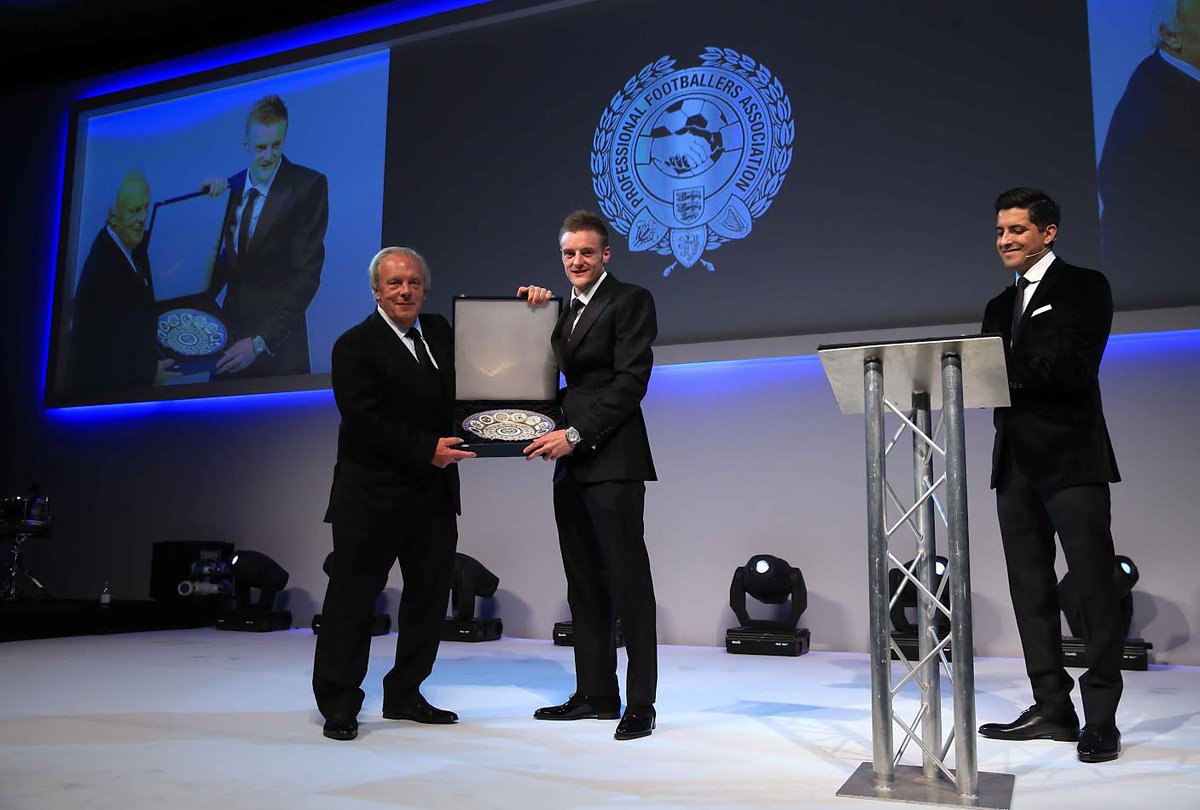 PFA's tweet image. Gordon Taylor presents @vardy7 with an award for scoring in 11 consecutive Premier League games! #RecordBreaker