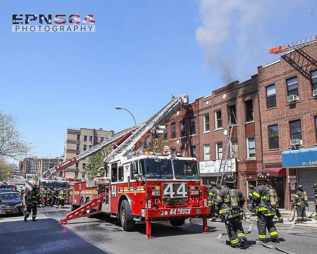 564FIREPhoto's tweet photo. FDNY, Bronx, 2Alarm, 313 E 170th. @EPN564 #firedepartment #fire #emergency
#emergencyphoto… https://t.co/rSSy7MRtGu https://t.co/KmZsUwhRLc