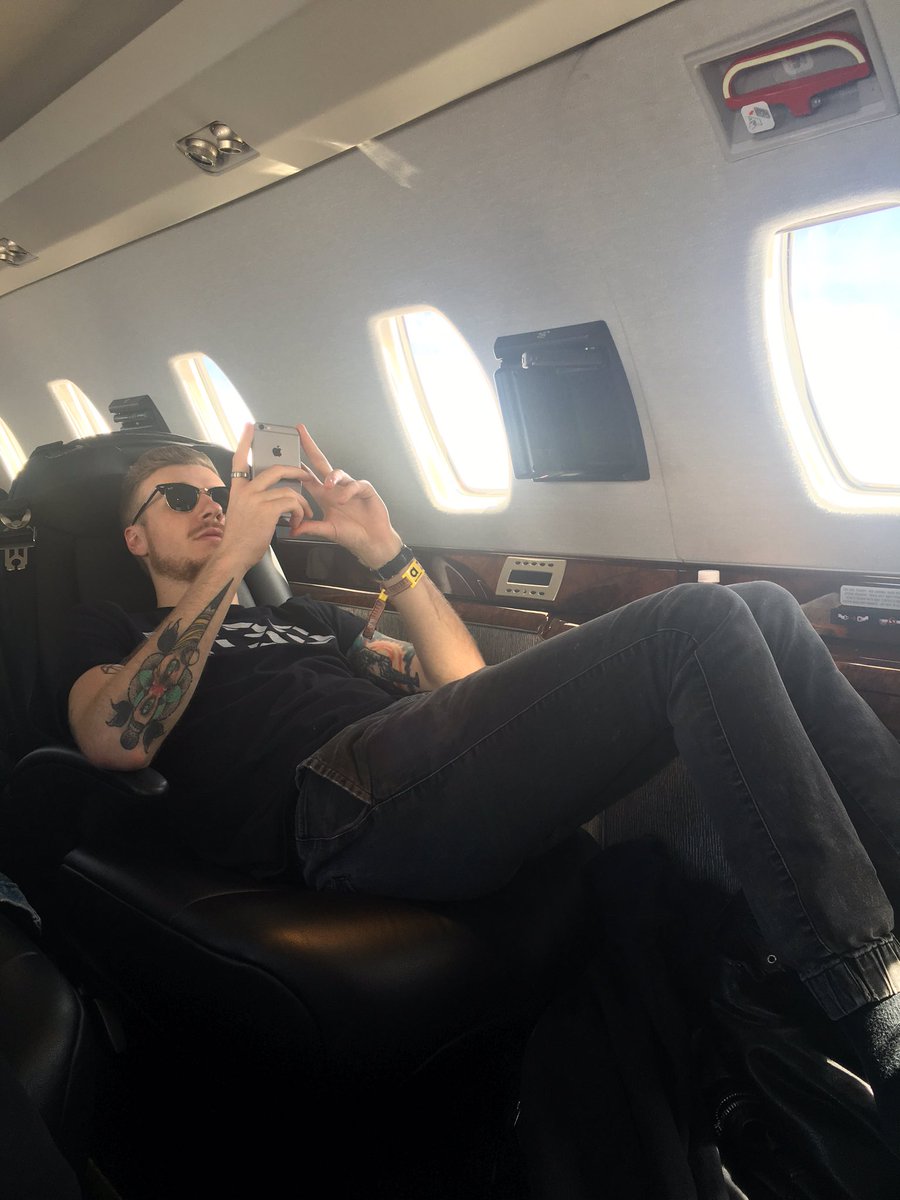 halsey's tweet image. the most comfy of men @DVDSHPPRD