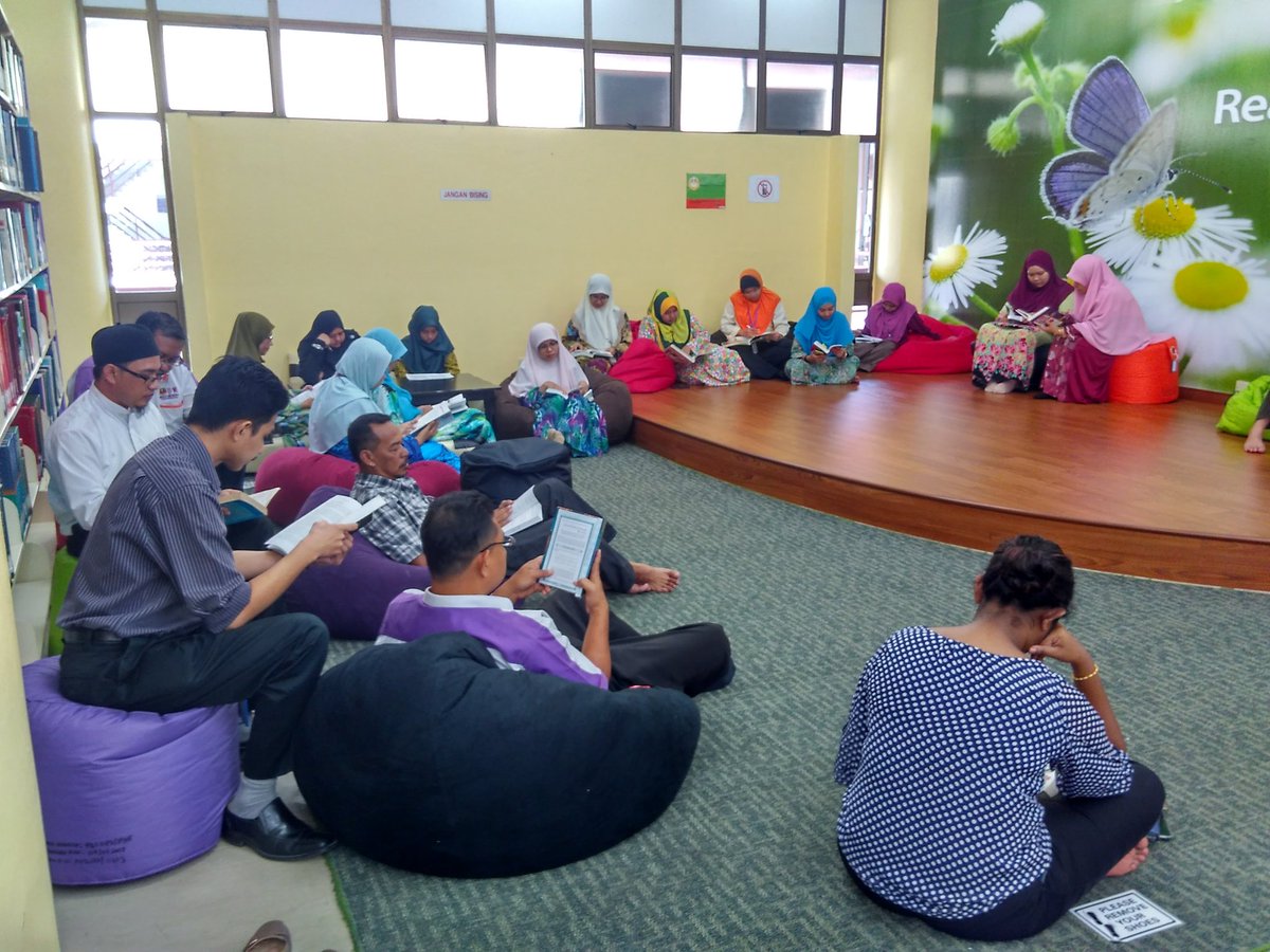 Library_USMKK's tweet photo. Just Happening : Lets read together for 10 minustes @ Cozy Corner, PHT.
#letsreadabook #hamdantahirlibrary #usmkk https://t.co/TvCP0F5ugI