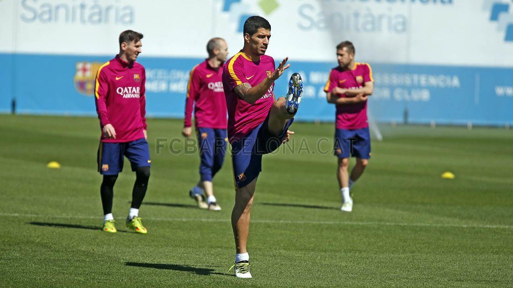 fcbarcelona_br's tweet photo. FOTOS - Ainda não viu as melhores imagens do treino do @FCBarcelona neste domingo? https://t.co/VWRU659tm7 https://t.co/Vkf8ktkjIy