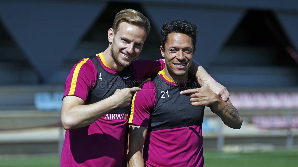 fcbarcelona_br's tweet photo. FOTOS - Ainda não viu as melhores imagens do treino do @FCBarcelona neste domingo? https://t.co/VWRU659tm7 https://t.co/Vkf8ktkjIy