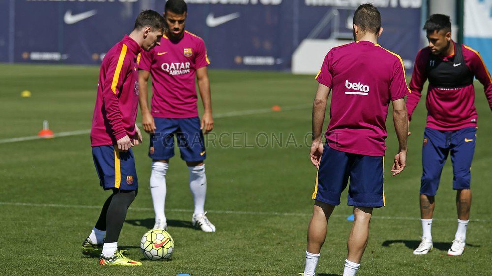 fcbarcelona_br's tweet photo. FOTOS - Ainda não viu as melhores imagens do treino do @FCBarcelona neste domingo? https://t.co/VWRU659tm7 https://t.co/Vkf8ktkjIy