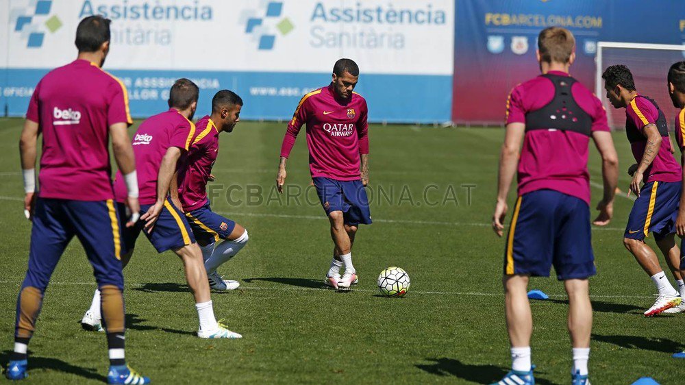 fcbarcelona_br's tweet photo. FOTOS - Ainda não viu as melhores imagens do treino do @FCBarcelona neste domingo? https://t.co/VWRU659tm7 https://t.co/Vkf8ktkjIy