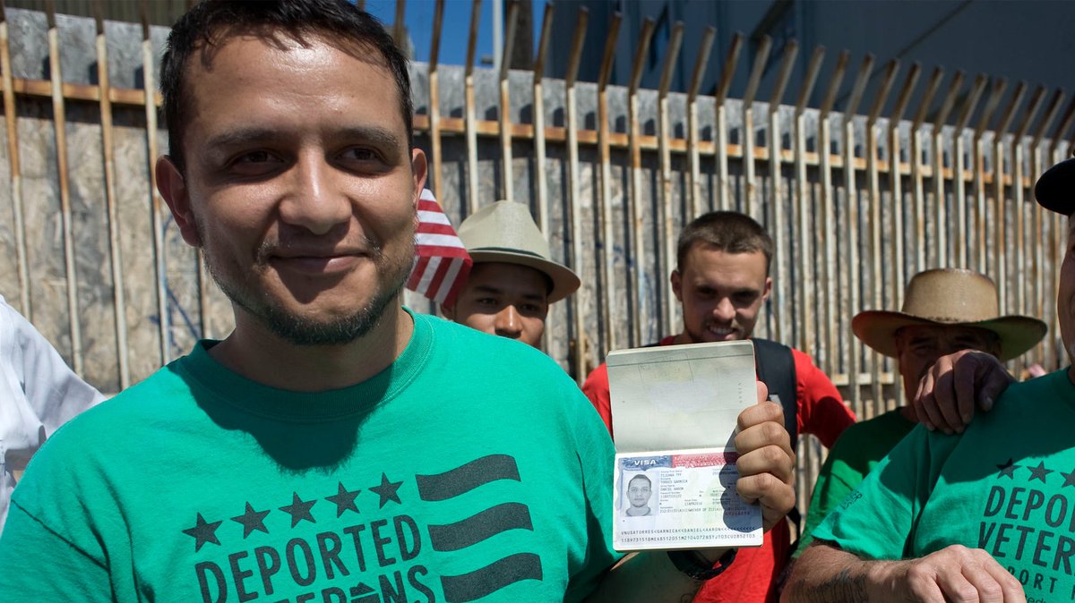 TelemundoNews's tweet photo. #Mexicano veterano indocumentado obtiene la ciudadanía de EEUU
https://t.co/y3Y0UMs8Hl https://t.co/t2INr83Fdg