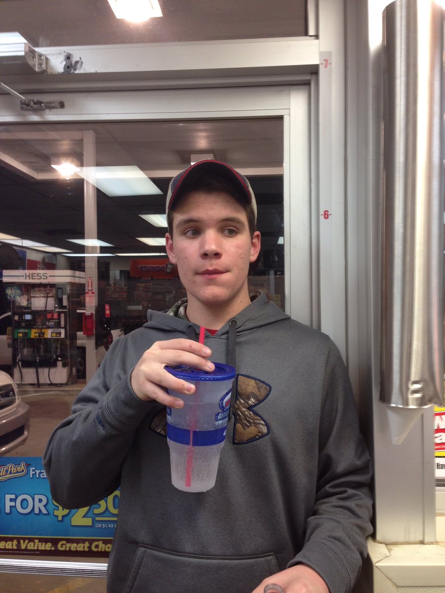 _itslibss's tweet photo. HBD Miles! Hope you had a great one man! #werebasicallysiblings #huntinclub #rodeo #farmerjohn #yeahbo #dirtyburban https://t.co/nDT6GRu8LM