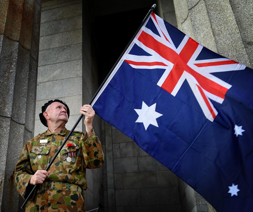 Hundreds of thousands of Melburnians have attended #AnzacDay2016 #dawnservice commemorations across the city.
