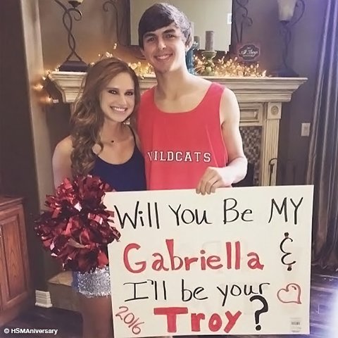 ClubHSM's tweet photo. So cute and original! Congrats Ansley and Manson! #PromPosal #WildcatProm 💖👫💐 https://t.co/dibW6t2R3f