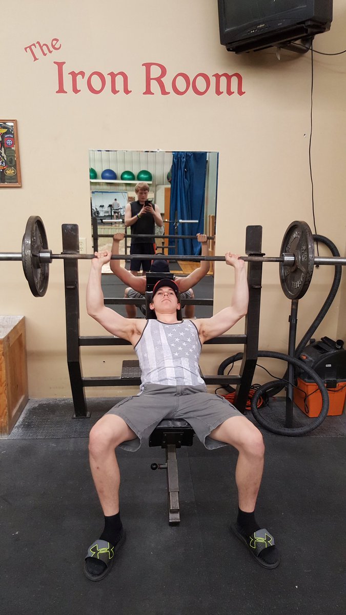 Carterschlee's tweet image. I finally got that 255 bench PR then I hit some incline bench #MuscleMindset